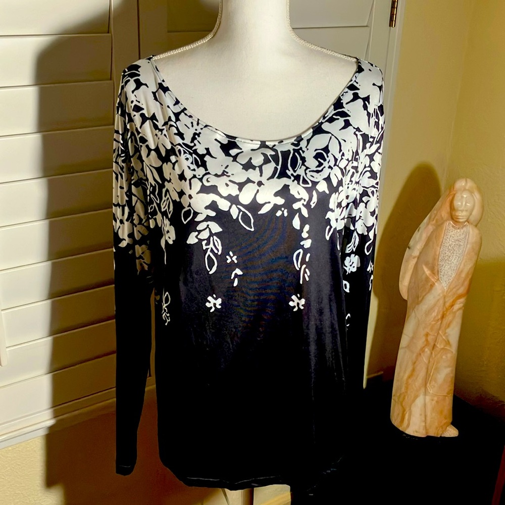 🖤🤍Cute Black & White Leaf Print Top W/Scoup Neckline Long Sleeves NWOT Size L